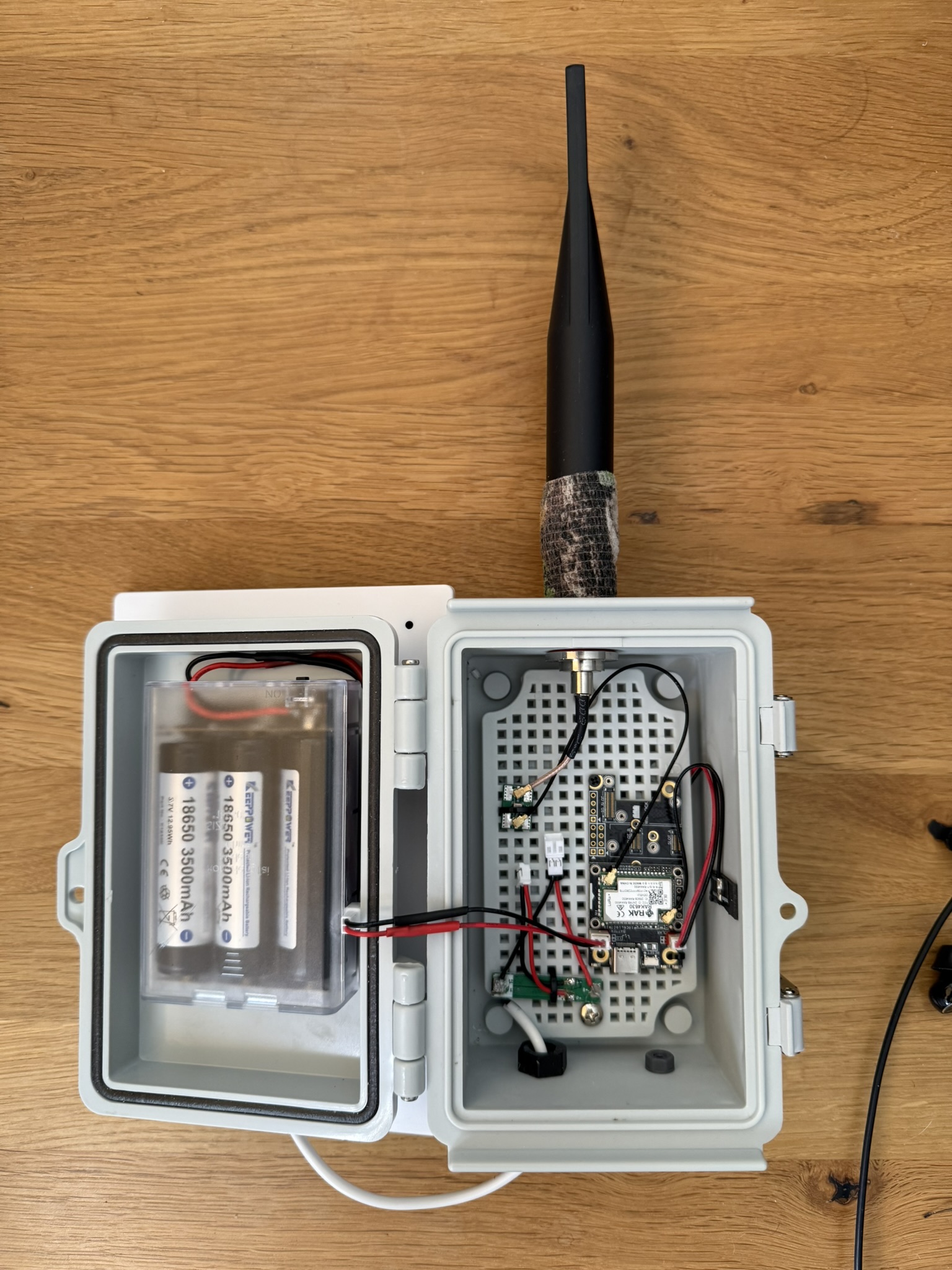 Open enclosure showing the RAK 19007 + RAK 4631 WisBlock stack mounted on the right, with the 18650 battery holder on the left and the N-Female antenna bulkhead at the top